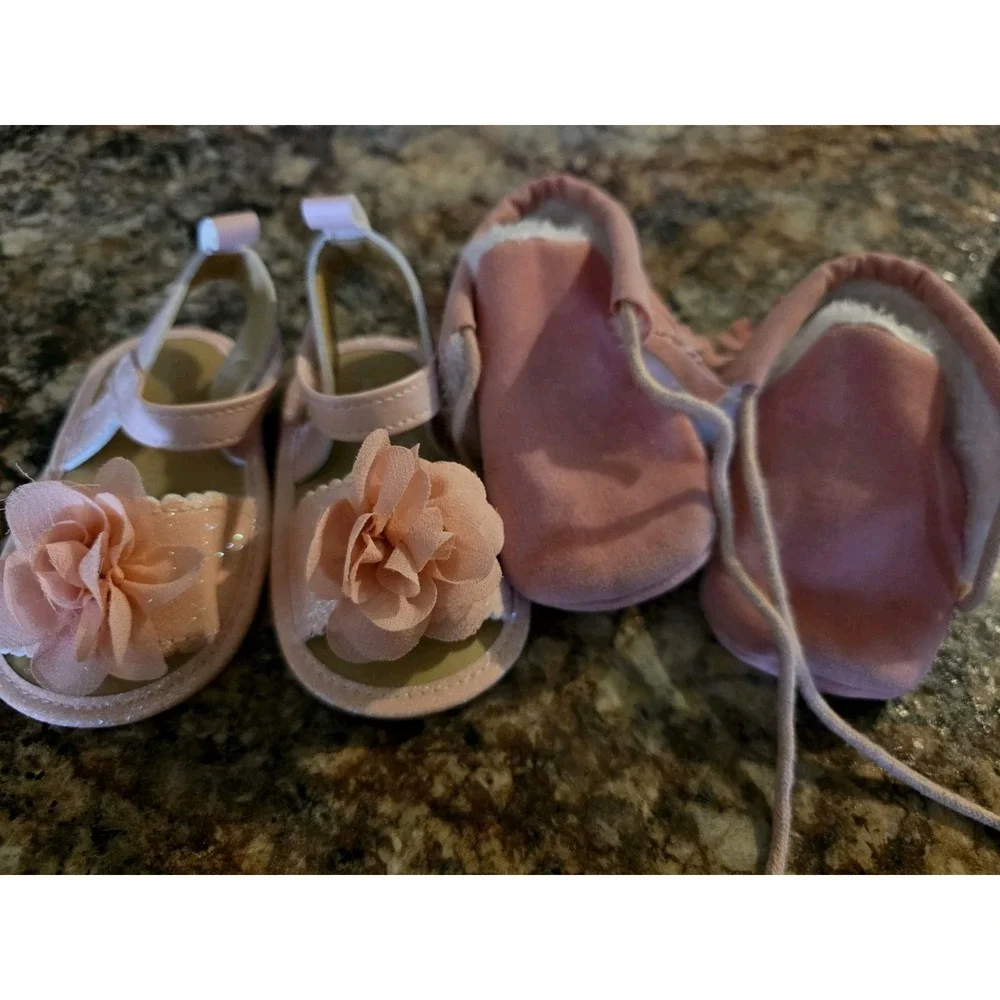 Lot of 2 baby girl shoes.sandal mocosin. Light pink size 2